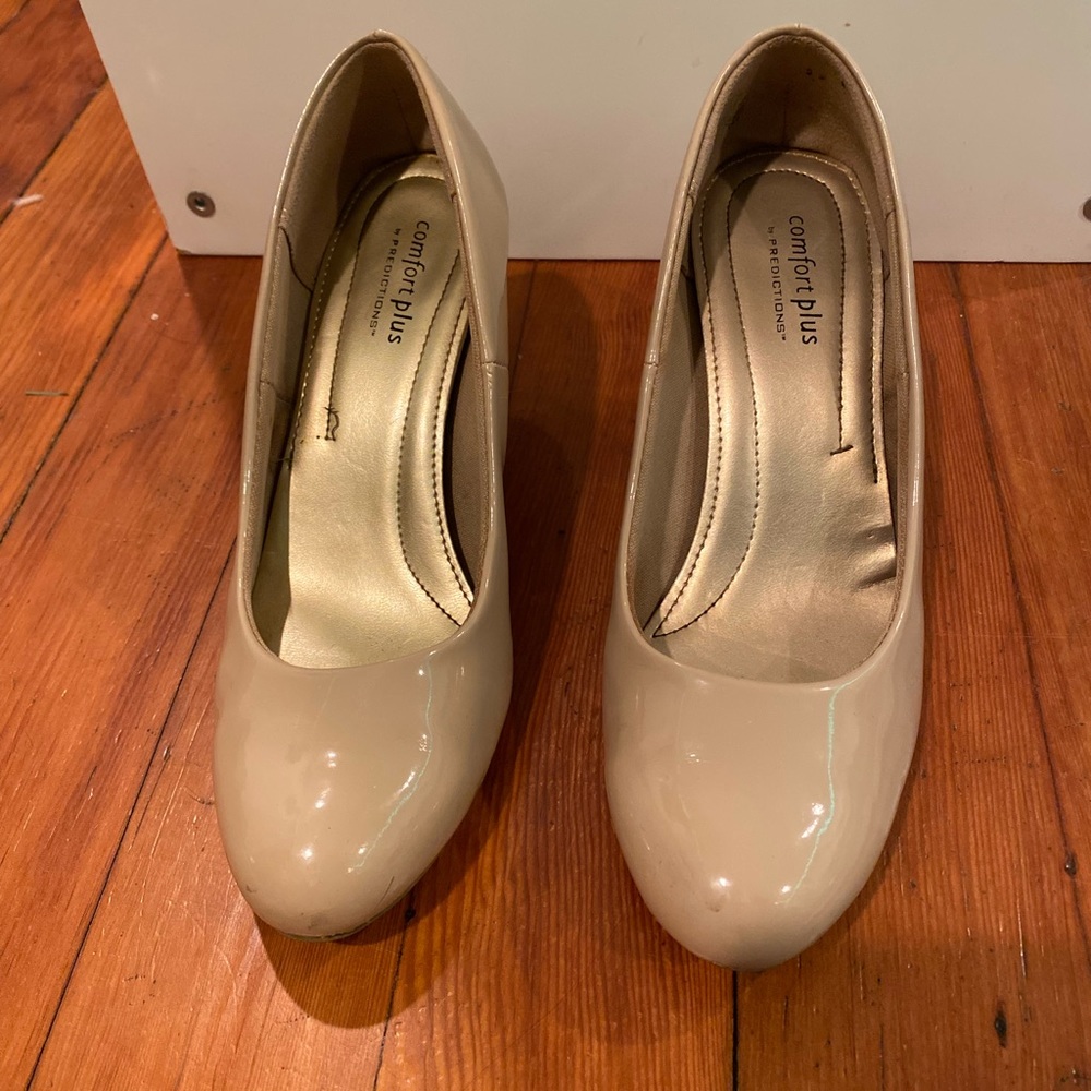 Beige patent leather round toe kitten heel